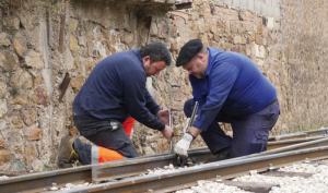 Colocación de vía durante la rehabilitación de la vía del Tren Minero Utrillas