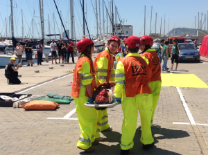Simulacro - Personal médico trasladando a uno de los heridos más graves