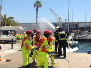 Simulacro - Tratando de sofocar el fuego mientras actúa el personal de enfermería
